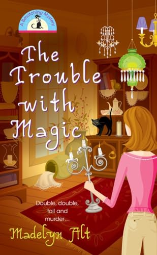 The Trouble with Magic (A Bewitching Mystery, Band 1) von BERKLEY